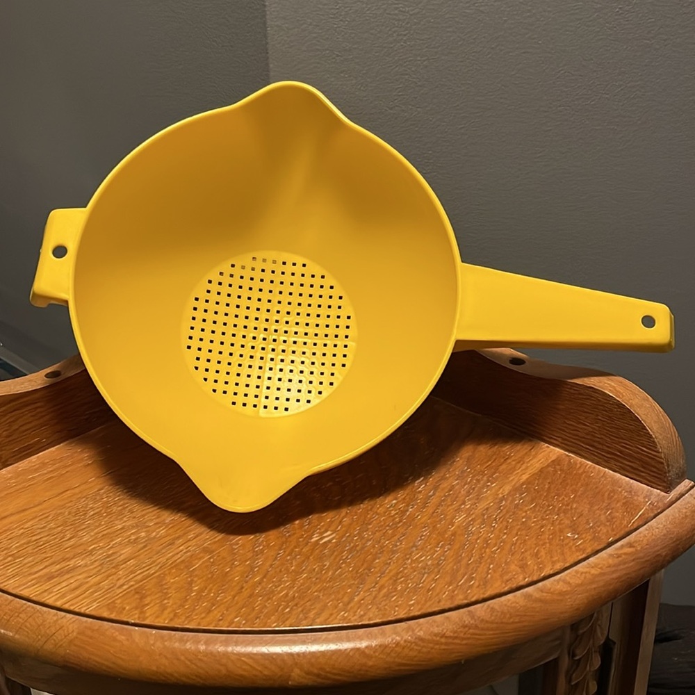 Large Tupperware Strainer or Collander or Sieve Yellow 2 Qt. 1523-7 - Picture 3 of 11